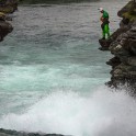 Норвегия. Река Rauma. Алесей Лукин просматривает порог. Фото – Елизавета Прозорова