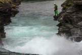 Норвегия. Река Rauma. Алесей Лукин просматривает порог. Фото – Елизавета Прозорова