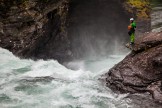 Норвегия. Алексей Лукин просматривает порог на реке Rauma. Фото - Константин Галат