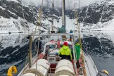 Северная Норвегия. Регион Nord Norge. Яхта "Alter Ego" в Oksfjord у подножия ледника. Капитан Михаил Тигушкин. Фото – Артем Оганов