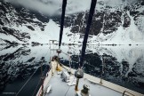 Северная Норвегия. Заполярный регион Nord Norge. Яхта "Alter Ego" во фьорде у подножия ледника Oksfjordbrean. Фото - Артем Оганов