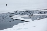 Северная Норвегия. Регион Nord Norge. Остров Arnoya. Максим Братчиков на льду залива. Фото – Константин Галат