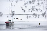 Северная Норвегия. Заполярный регион Nord Norge. Яхта "Alter Ego" пришвартована ко льду в одном из фьордов на острове Arnoya. Фото - Константин Галат