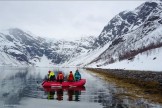 Северная Норвегия. Заполярный регион Nord Norge. Фьорд Oksfjord. Выброска команды райдеров с яхты на берег. Фото - Владимир Горлов