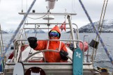 Северная Норвегия. Регион Nord Norge. Фотограф Тамара Столбова за штурвалом яхты "Alter Ego". Фото – Андрей Абрамов