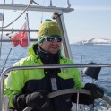Северная Норвегия. Регион Nord Norge. Артем Оганов за штурвалом яхты "Alter Ego". Фото – Тамара Столбова
