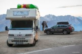 Кэмпер и Subaru Outback команды RideThePlanet на высокогорном автомобильном перевале между Италией и Австрией. Фото – Константин Галат