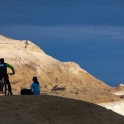 Казахстан. Плато Устюрт. Район Сор Тузбаир. Петр Винокуров и Вера Дутова. Фото - Константин Галат