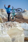 Казахстан. Плато Устюрт. Район Сор Тузбаир. Райдер Евгений Курников. Фото - Константин Галат