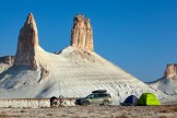 Казахстан. Плато Устюрт. Лагерь команды RideThePlanet в урочище Бозжира. Фото - Константин Галат